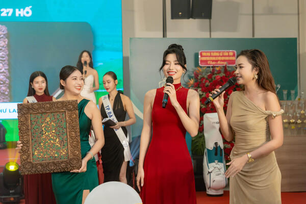 GIÁM ĐỐC QUỐC GIA MISS COSMO VIETNAM NGUYỄN NGỌC CHÂU VÀ Á HẬU HOÀN VŨ VIỆT NAM 2023 HOÀNG NHUNG TRONG PHẦN ĐẤU GIÁ