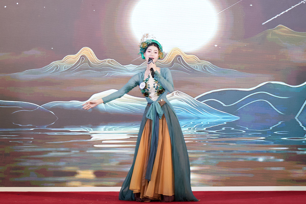 HOÀNG KIM NGÂN TRONG PHẦN THI NGƯỜI ĐẸP TÀI NĂNG