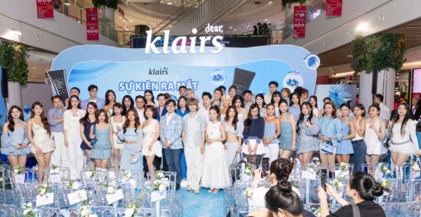 Đại diện nhãn hàng và đại sứ thương hiệu Kien Artc cùng các KOLs chụp hình lưu niệm tại sự kiện