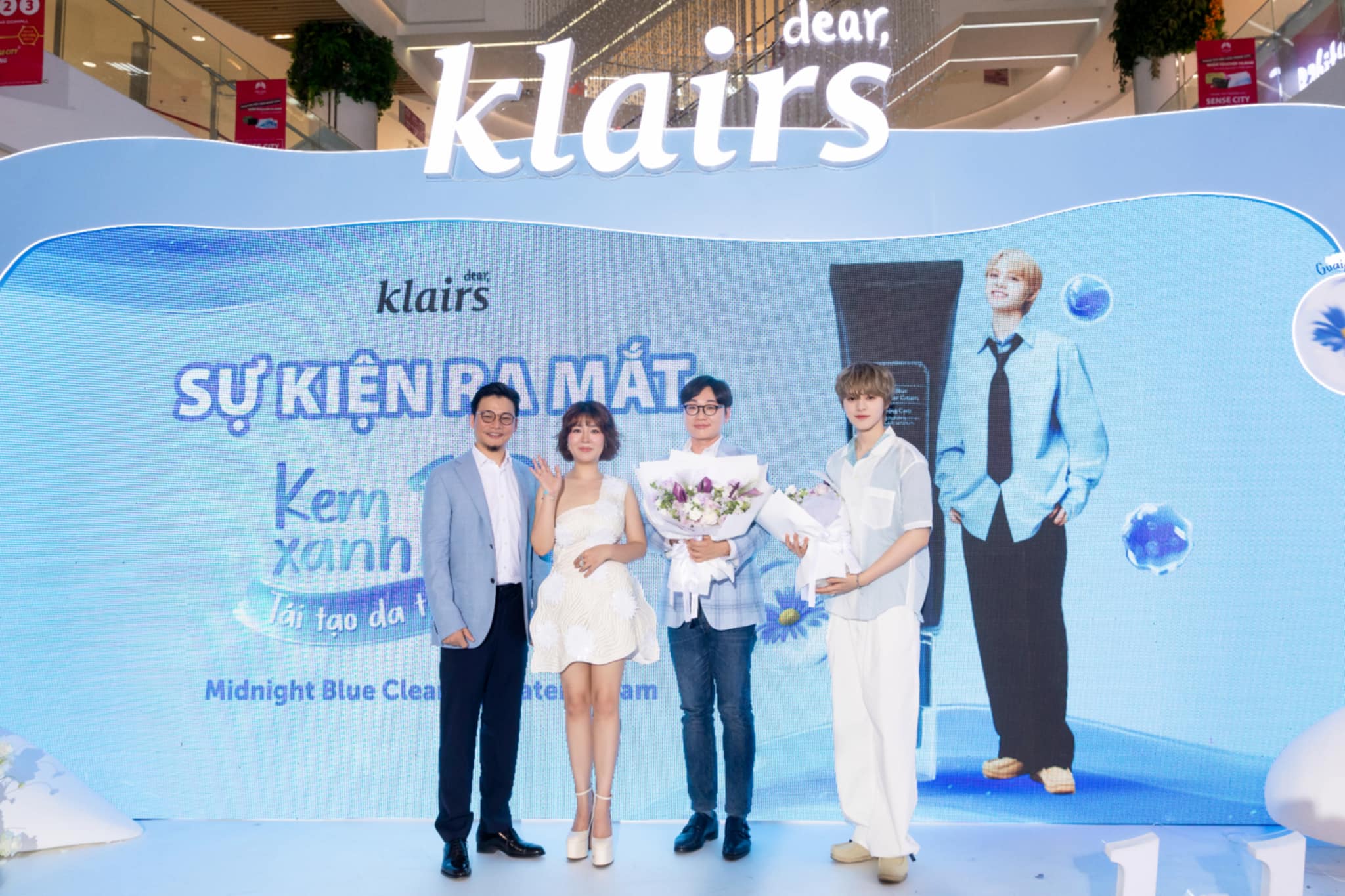 Đại diện TDIC tặng hoa cho CEO của Dear, Klairs cùng đại sứ thương hiệu toàn cầu KIEN ARrC