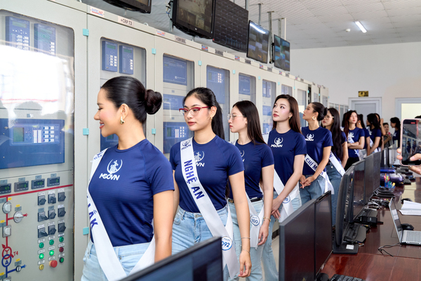 THÍ SINH TOP 45 HOA HẬU HOÀN VŨ VIỆT NAM THĂM CÁNH ĐỒNG SOLAR.jpg