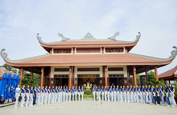 THÍ SINH TOP 45 HOA HẬU HOÀN VŨ VIỆT NAM THĂM NHÀ TỔ.jpg