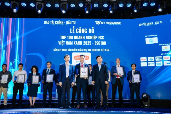 Ông Trần Đình Đông - Giám đốc Cấp cao Bộ phận Chuyển đổi số & Dịch vụ Chăm sóc sức khỏe, kiêm Giám đốc Quỹ Vì cuộc sống tươi đẹp, Dai-ichi Life Việt Nam nhận giải “Top 100 Doanh nghiệp ESG Việt Nam Xanh” (ESG100)