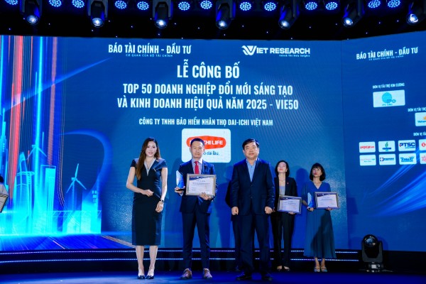 Ông Trần Đình Đông - Đại diện Dai-ichi Life Việt Nam nhận giải “Top 50 Doanh nghiệp Đổi mới Sáng tạo và Kinh doanh hiệu quả” (VIE50)