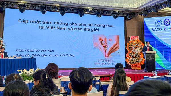 PGS. TS. BS. Vũ Văn Tâm – Phó Chủ tịch Hội Phụ sản Việt Nam, Giám đốc Bệnh viện Phụ sản Hải Phòng – phát biểu tại hội nghị