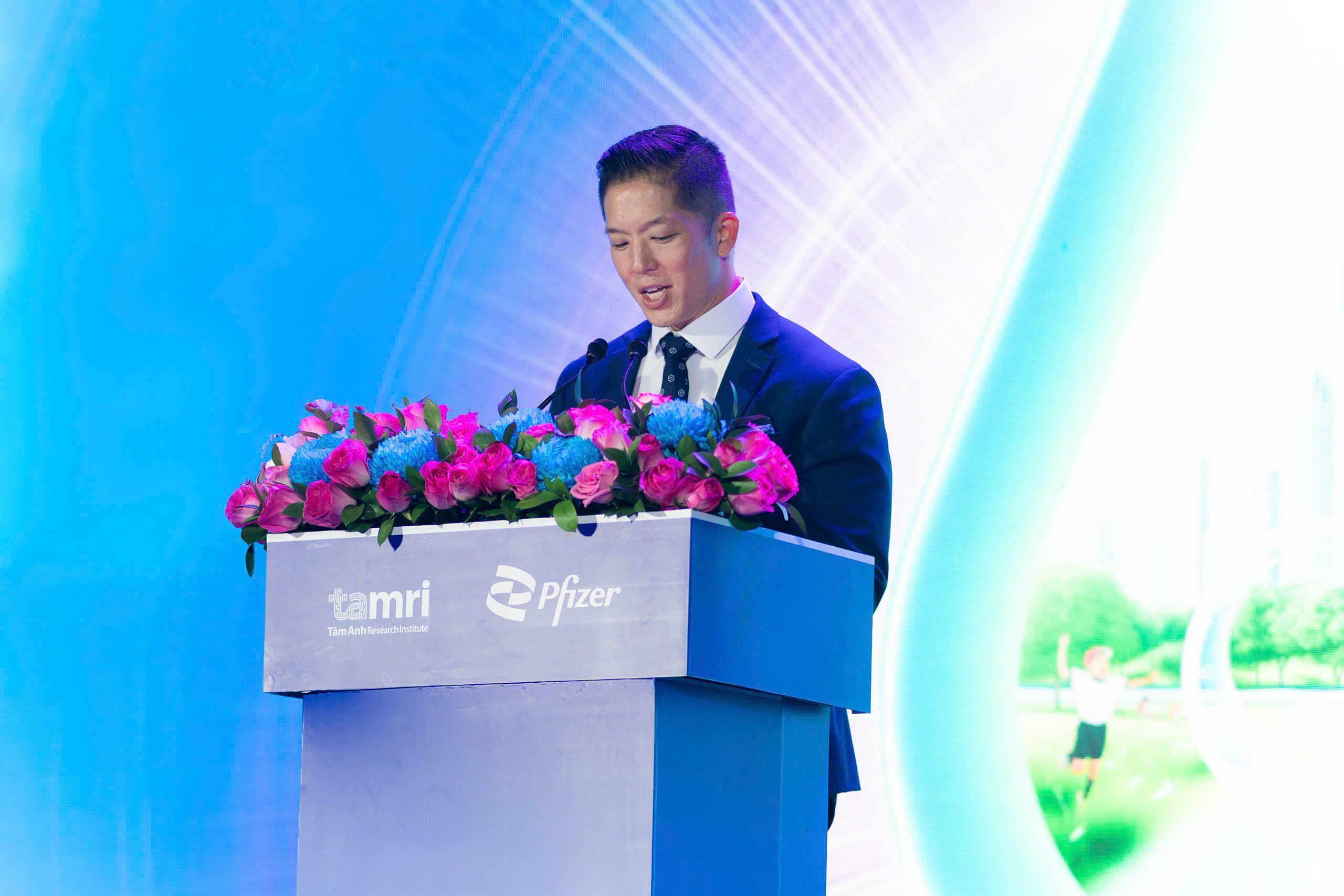 Ông Darrell Oh - Tổng Giám đốc Công ty TNHH Pfizer Việt Nam phát biểu tại hội thảo