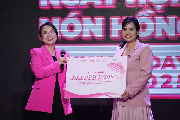 Bà Đinh Thị Thu Hoài - Giám đốc đối ngoại và gây quỹ của BCNV đại diện tiếp nhận nguồn lực đóng góp chăm lo cho bệnh nhân ung thư vú. Ảnh: BCNV