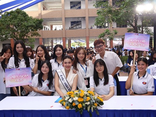 Á hậu Đỗ Cẩm Ly chính thức khởi động dự án cộng đồng Education Caravan