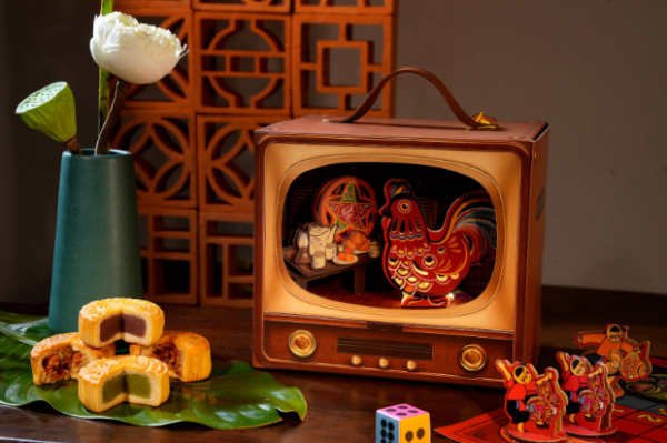 “Truyền Hình Tuổi Thơ Xanh” – hộp quà Trung thu gợi nhớ ký ức giản dị, với trò chơi cờ cá ngựa thủ công gắn kết cả gia đình