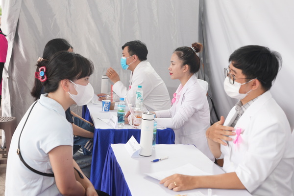 Đội ngũ y bác sĩ thăm khám và tư vấn nhiệt tình, gửi nhiều lời khuyên hữu ích đến với những người phụ nữ có mặt tại ngày hội