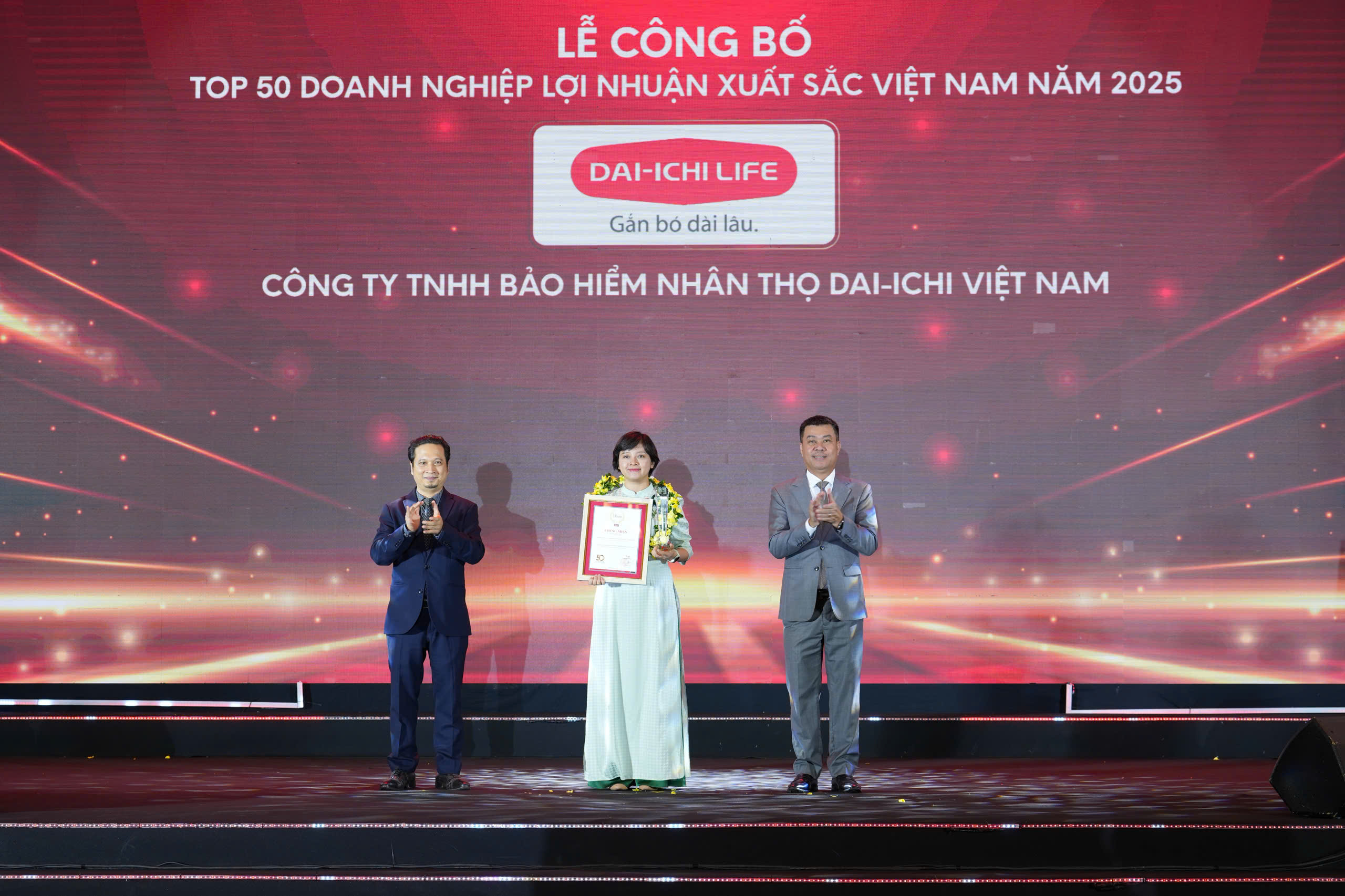 Đại diện Dai-ichi Life VN nhận giải thưởng Top 50 Doanh nghiệp Lợi nhuận xuất sắc Việt Nam 2025