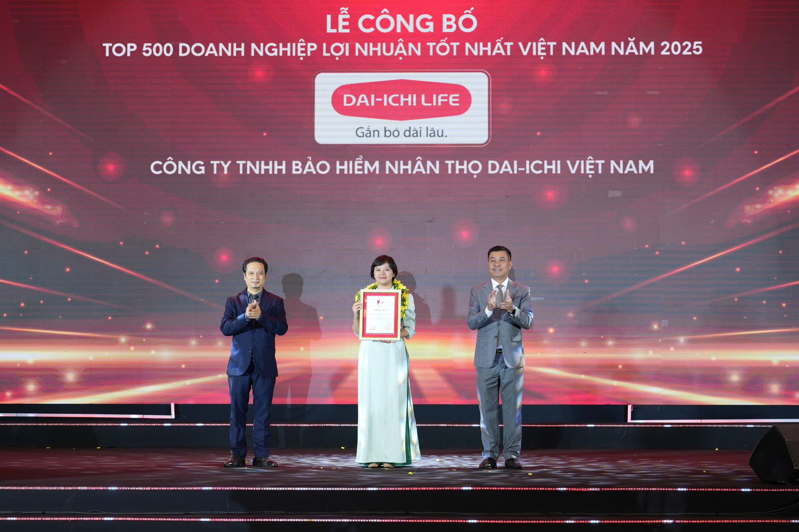 Đại diện Dai-ichi Life VN nhận giải thưởng Top 500 Doanh nghiệp Lợi nhuận tốt nhất Việt Nam 2025