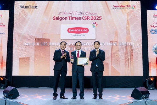 Đại diện Dai-ichi Life Việt Nam nhận giải thưởng “Doanh nghiệp Vì Cộng đồng – Saigon Times CSR 2025”.