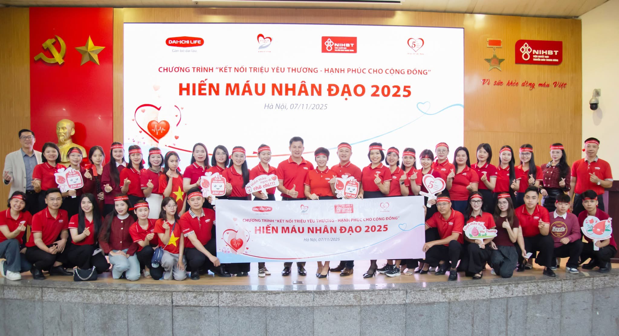 Chương trình Hiến máu nhân đạo 2025 của Dai-ichi Life Việt Nam tại Hà Nội đã thu hút đông đảo tình nguyện viên tham gia