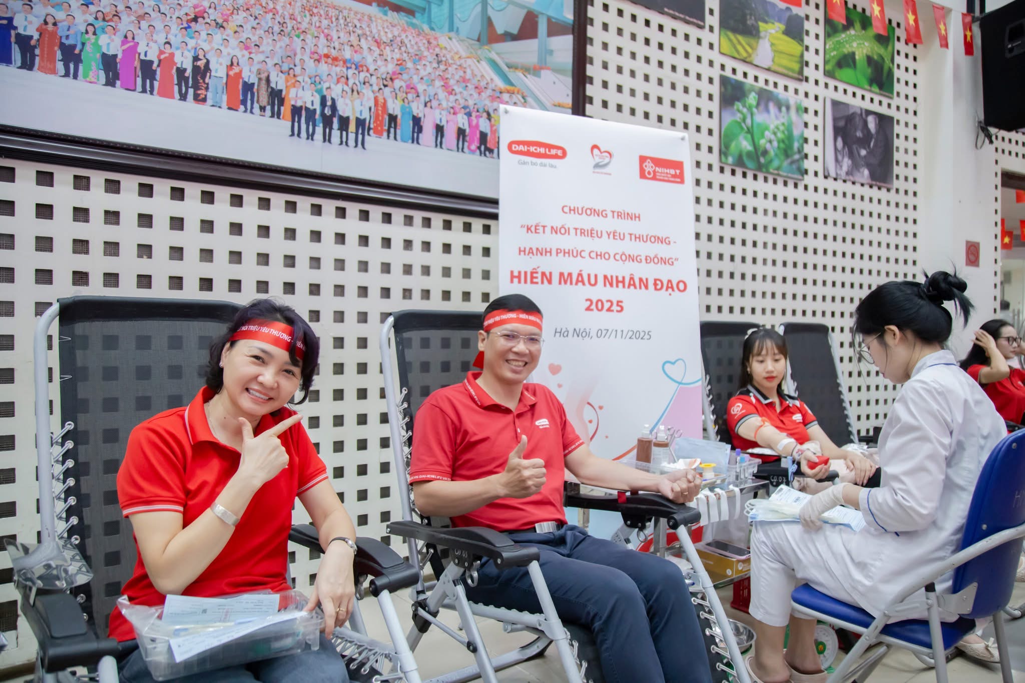 Những tình nguyện viên sẻ chia những giọt máu hồng nghĩa tình, góp phần chung tay mang đến cuộc sống hạnh phúc và tốt đẹp hơn cho người dân Việt Nam