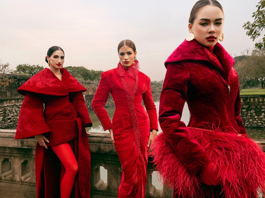 Hơn 70 thí sinh Miss Cosmo 2025 trình diễn thời trang ấn tượng tại Quảng trường Ngọ Môn