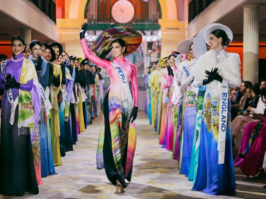 Dàn thí sinh Miss Cosmo 2025 trình diễn áo dài Việt Nam trên du thuyền Rever Cruise