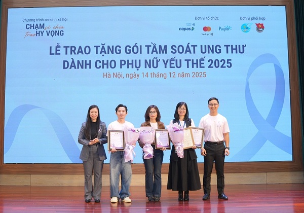 Cham se chia Trao hy vong trao suat tam soat ung thu cho phu nu yeu the (12)