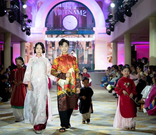 36 mẫu nhí tỏa sáng trong BST áo dài trên du thuyền Rever Cruise