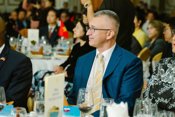 gen-h-z7313707806121_6f8ec4d62ca3d61504f4ce896ce31285