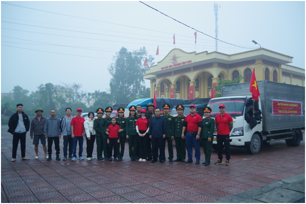 Đoàn thiện nguyện tại trụ sở phường Tiên Sơn, tỉnh Ninh Bình